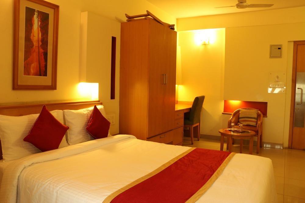 Capital O 333 Hotel Crystal Homes Bangalore Esterno foto